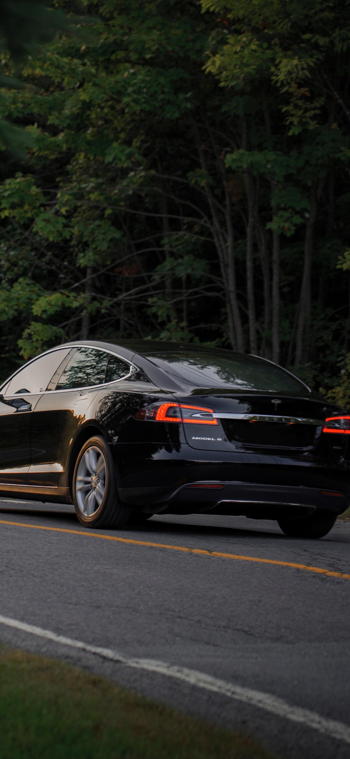 Porsche 911 Negro en la Carretera. Wallpaper in 1125x2436 Resolution