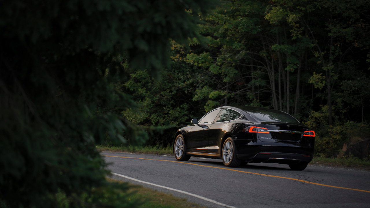 Schwarzer Porsche 911 Unterwegs. Wallpaper in 1280x720 Resolution