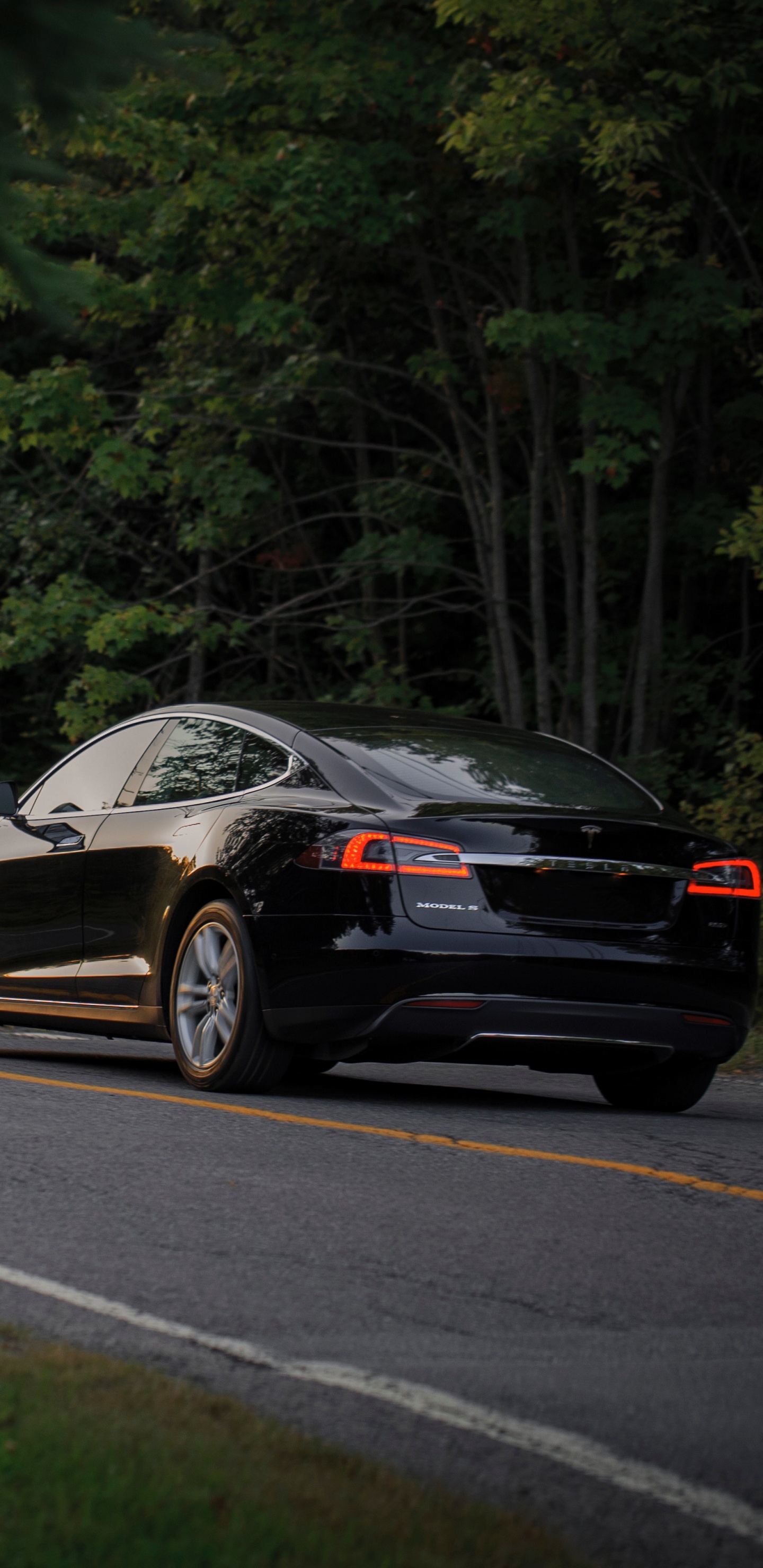 Porsche 911 Noire Sur Route. Wallpaper in 1440x2960 Resolution