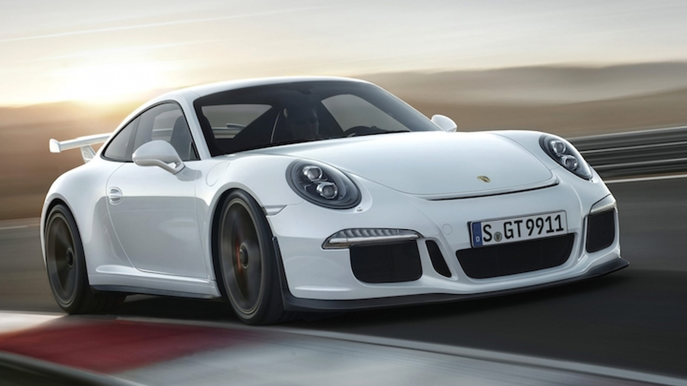 Weißer Porsche 911 Auf Weißem Sand. Wallpaper in 1366x768 Resolution