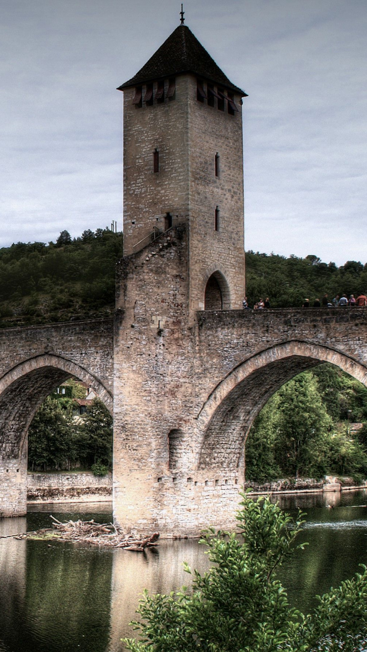 Edificio de Hormigón Gris Cerca Del Cuerpo de Agua Durante el Día. Wallpaper in 750x1334 Resolution