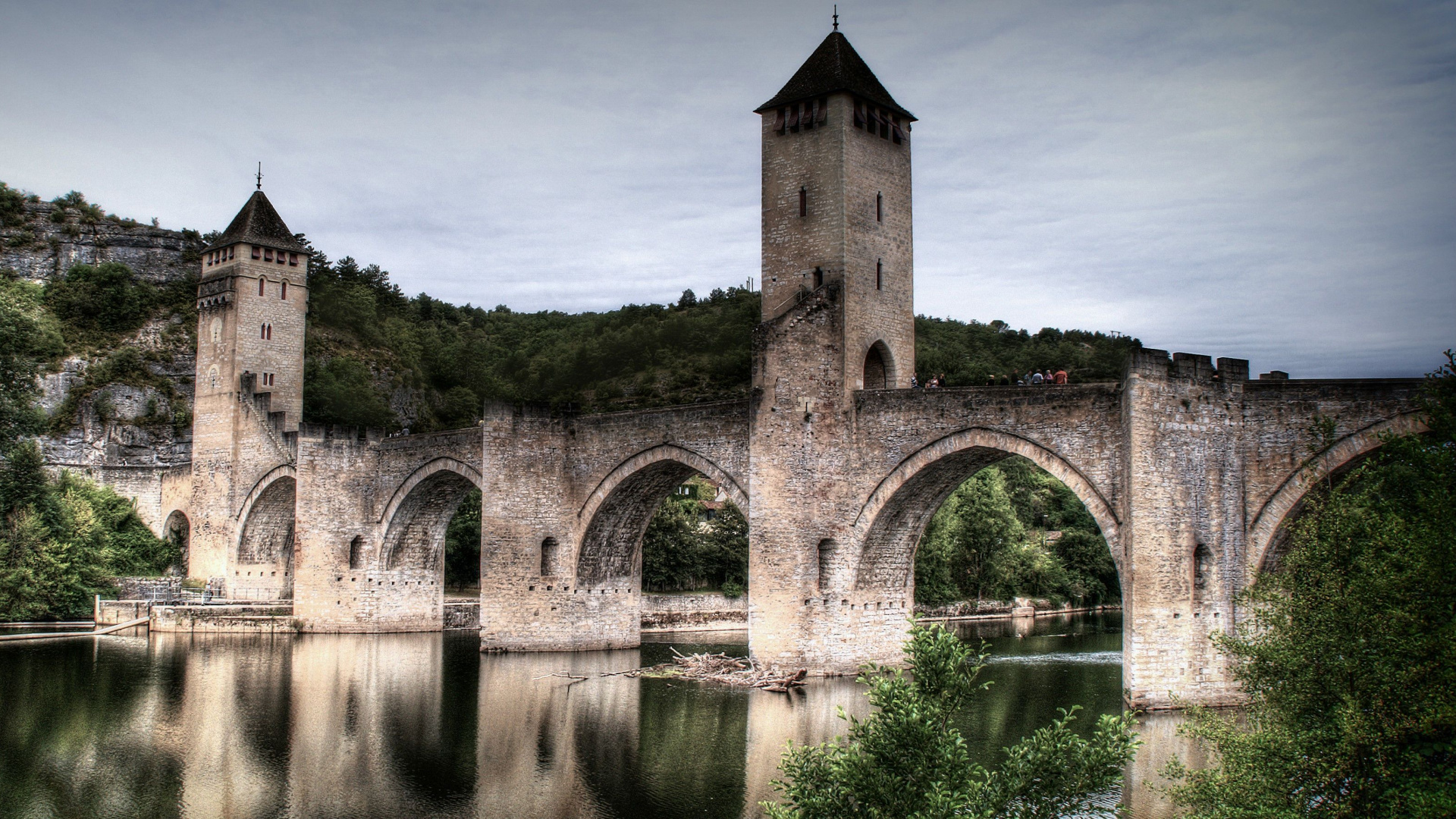 Bâtiment en Béton Gris Près D'un Plan D'eau Pendant la Journée. Wallpaper in 1920x1080 Resolution