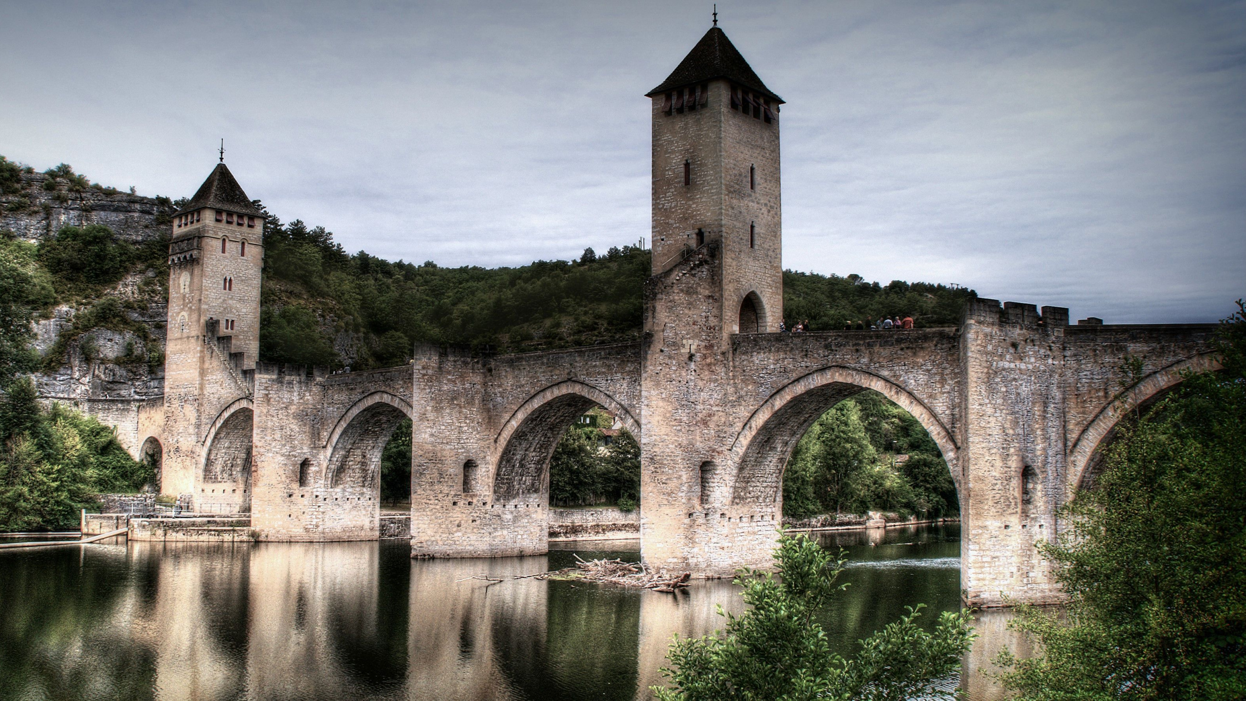 Bâtiment en Béton Gris Près D'un Plan D'eau Pendant la Journée. Wallpaper in 2560x1440 Resolution