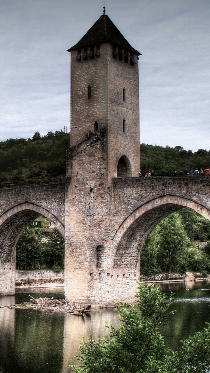 Graues Betongebäude in Der Nähe Eines Gewässers Tagsüber. Wallpaper in 720x1280 Resolution