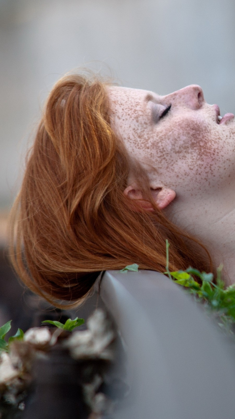 Rote Haare, Sommersprosse, Frühjahr, Portraitfotografie, Mädchen. Wallpaper in 750x1334 Resolution