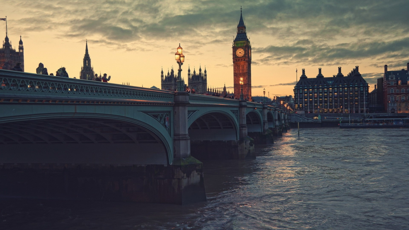 Brown and Green Concrete Bridge Over River During Daytime. Wallpaper in 1366x768 Resolution