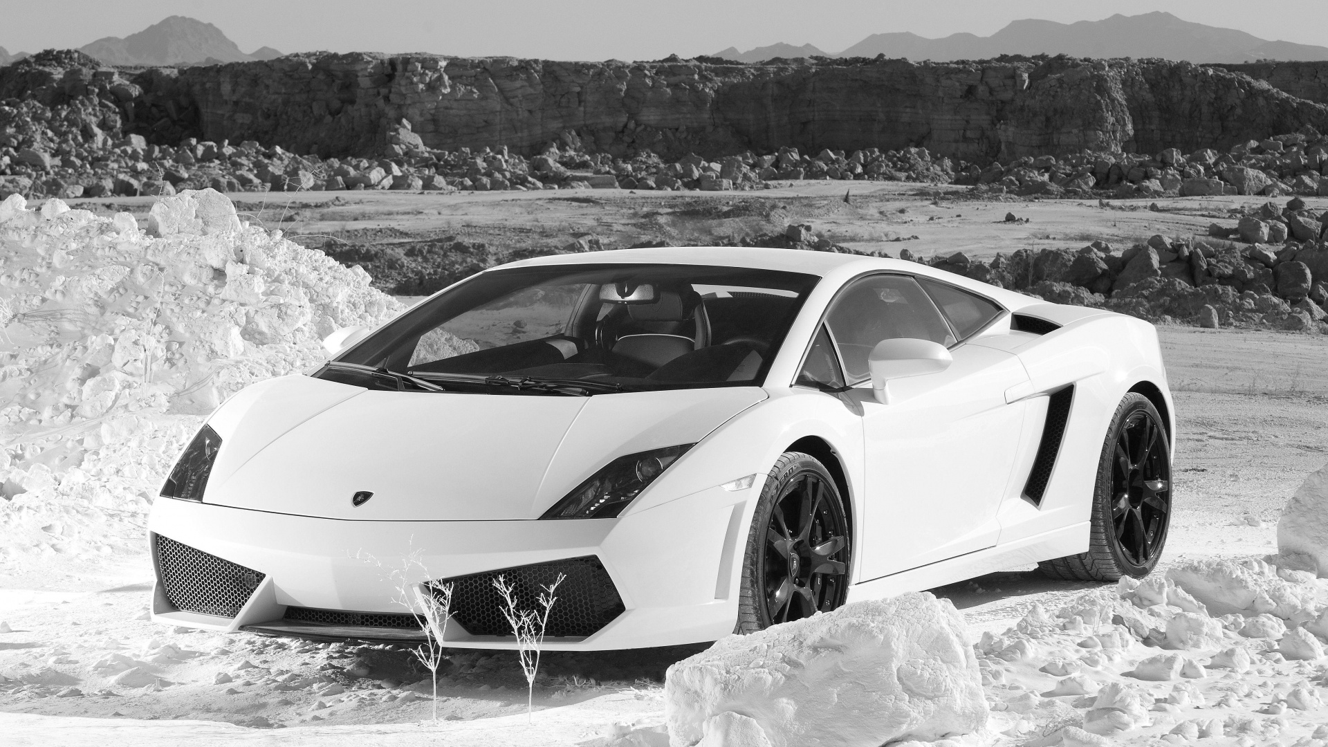 Lamborghini Aventador Blanc Sur Sol Couvert de Neige. Wallpaper in 1920x1080 Resolution