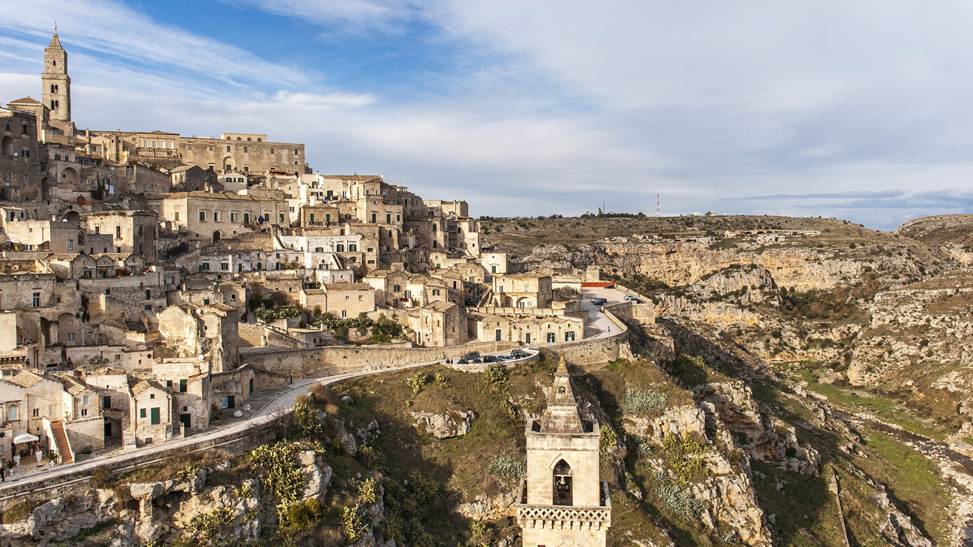 Edificio de Hormigón Blanco en la Cima de la Montaña Durante el Día. Wallpaper in 1920x1080 Resolution