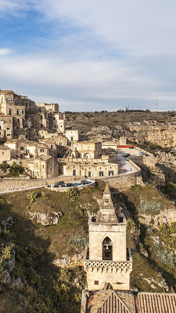 Edificio de Hormigón Blanco en la Cima de la Montaña Durante el Día. Wallpaper in 750x1334 Resolution