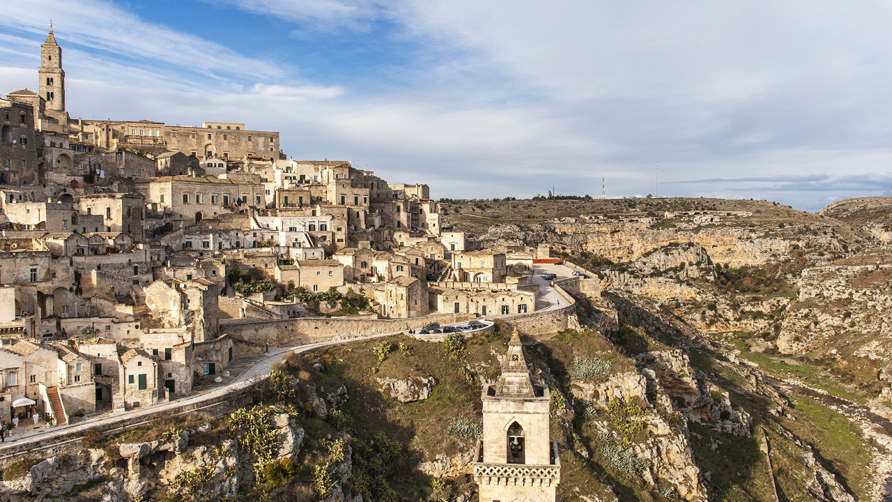 White Concrete Building on Top of Mountain During Daytime. Wallpaper in 1280x720 Resolution