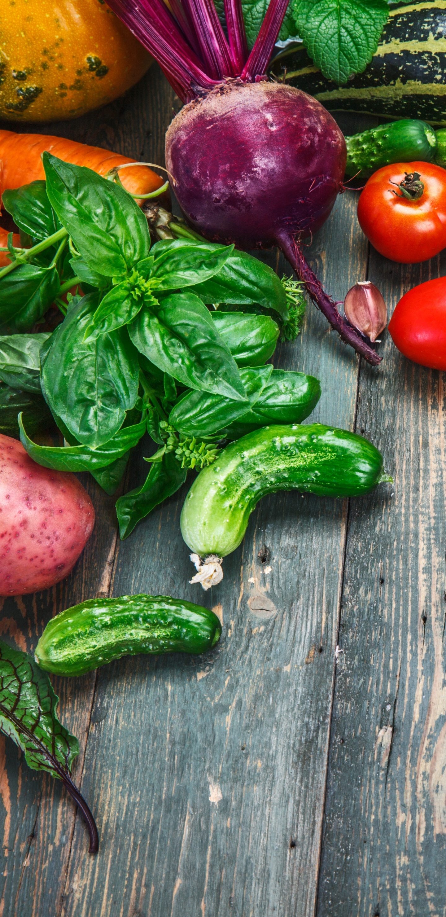 Piments Rouges et Verts Sur Une Table en Bois Marron. Wallpaper in 1440x2960 Resolution
