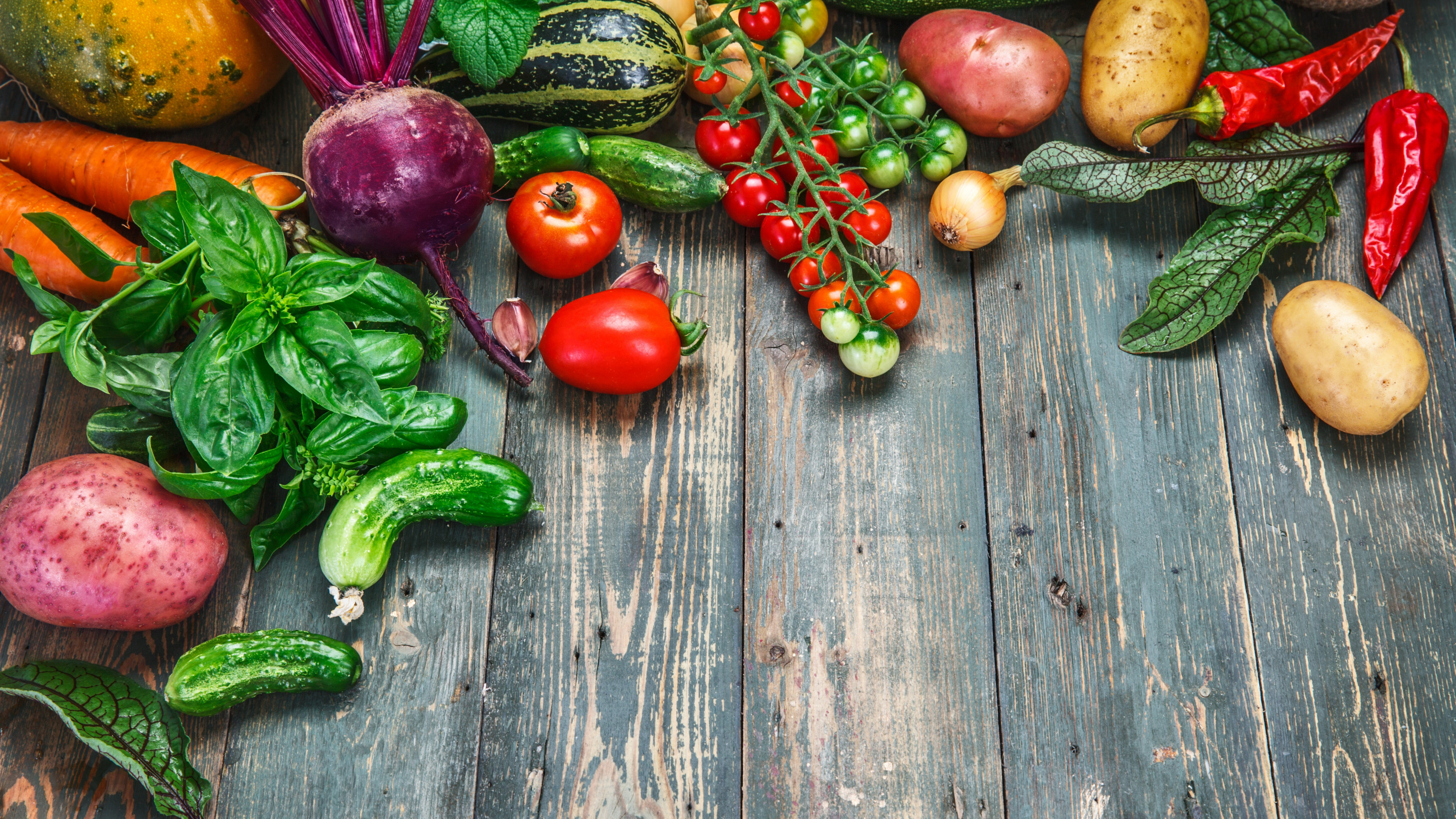 Piments Rouges et Verts Sur Une Table en Bois Marron. Wallpaper in 3840x2160 Resolution