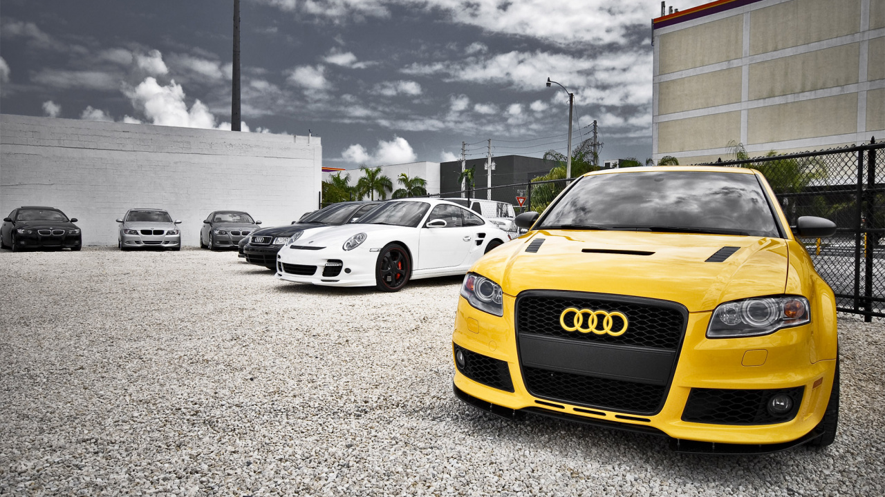 Bmw m 3 Jaune et Blanc Garé Sur Parking. Wallpaper in 1280x720 Resolution