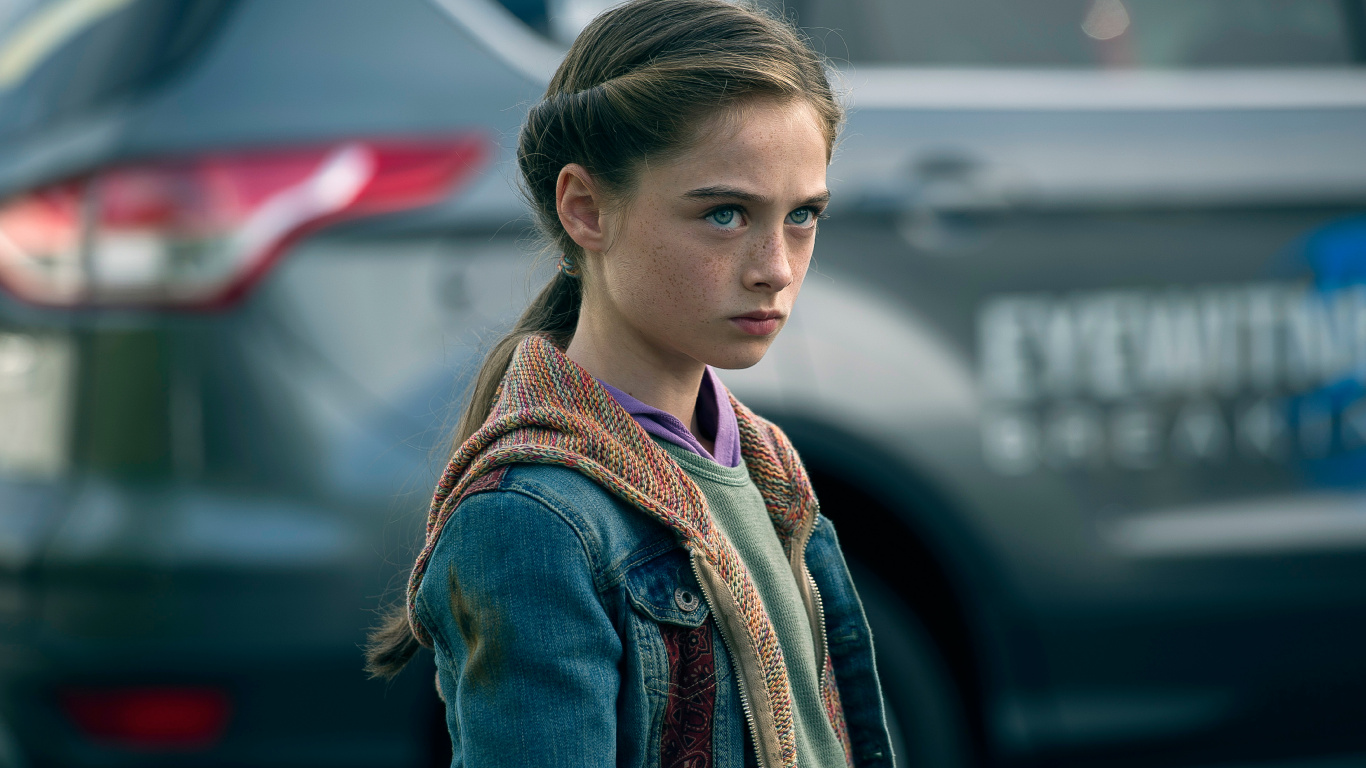 Frau in Blauer Jeansjacke, Die Tagsüber in Der Nähe Eines Schwarzen Autos Steht. Wallpaper in 1366x768 Resolution