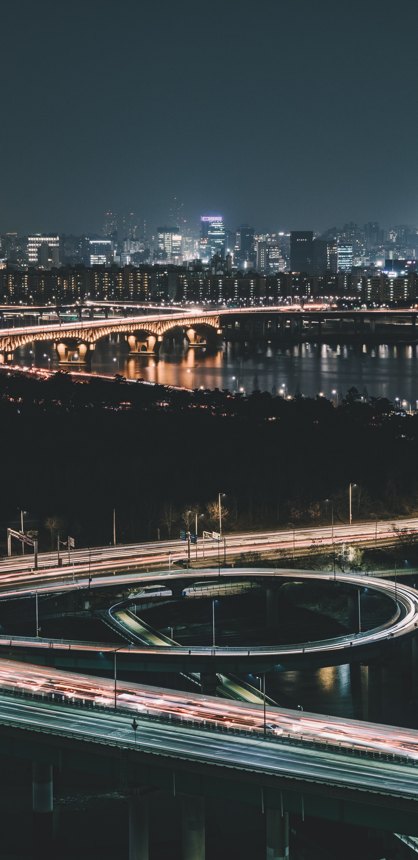 Pont Blanc et Noir Sur la Rivière Pendant la Nuit. Wallpaper in 1440x2960 Resolution