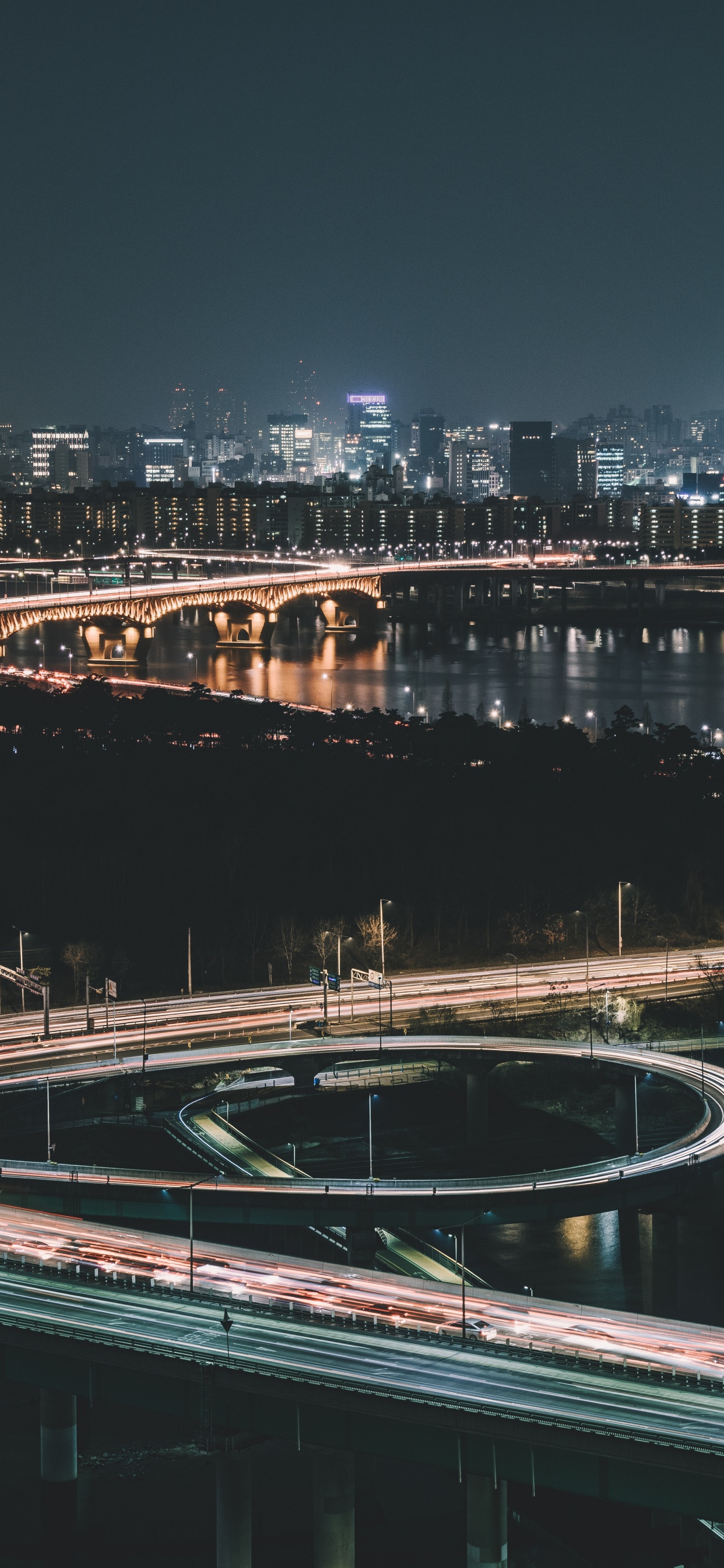 Weiße Und Schwarze Brücke Über Den Fluss Während Der Nacht. Wallpaper in 1242x2688 Resolution