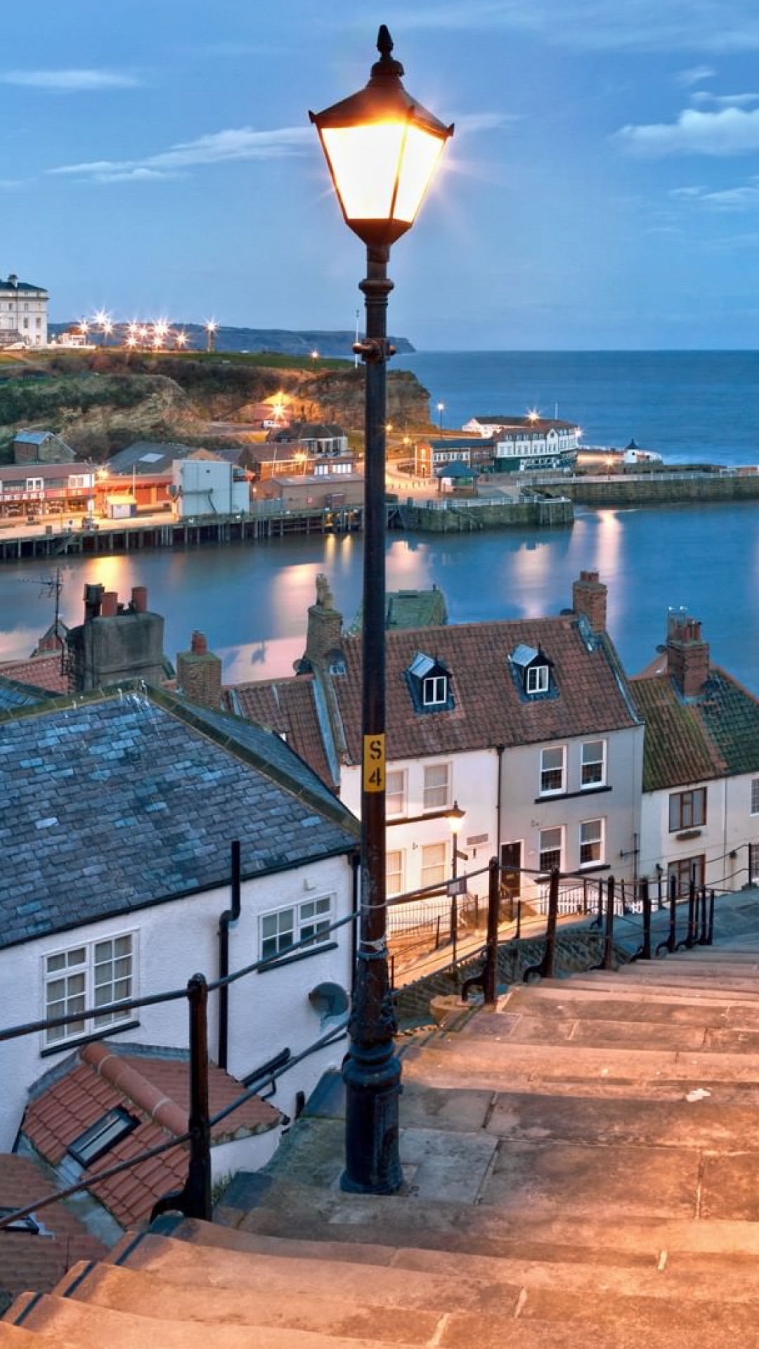 Braunes Holzdock in Der Nähe Eines Gewässers Tagsüber. Wallpaper in 1080x1920 Resolution