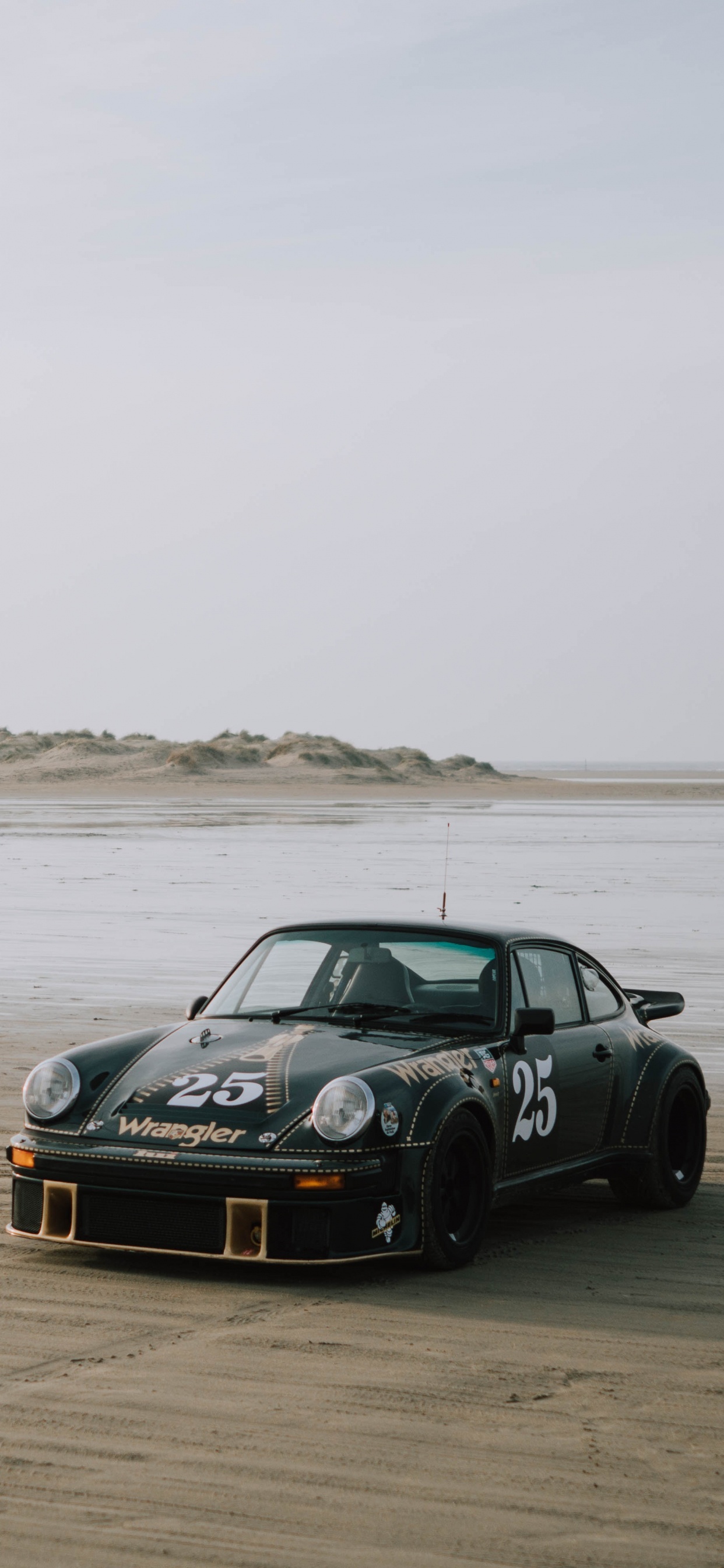 BMW m 3 Noire Sur la Plage Pendant la Journée. Wallpaper in 1242x2688 Resolution