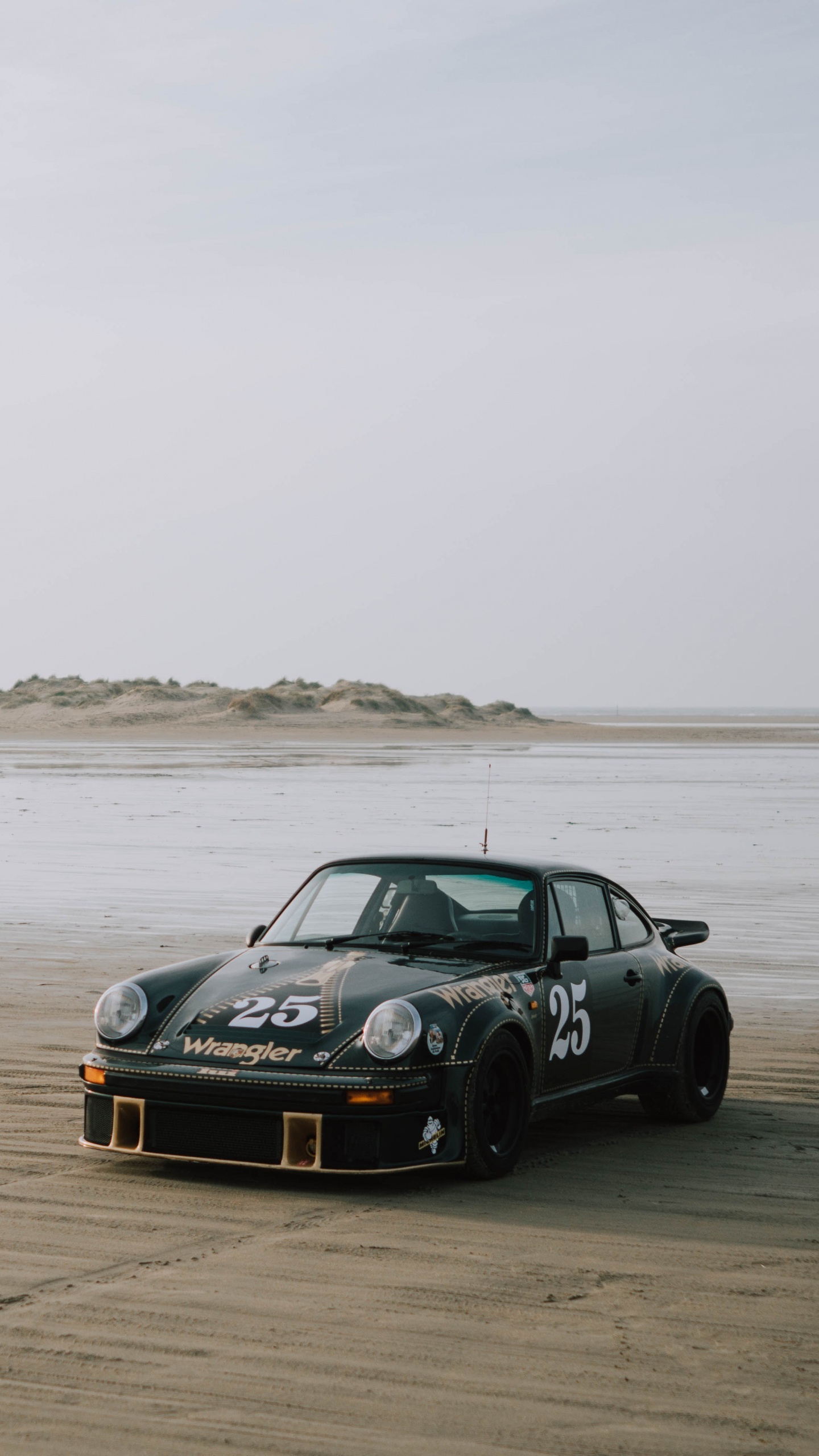 BMW m 3 Noire Sur la Plage Pendant la Journée. Wallpaper in 1440x2560 Resolution