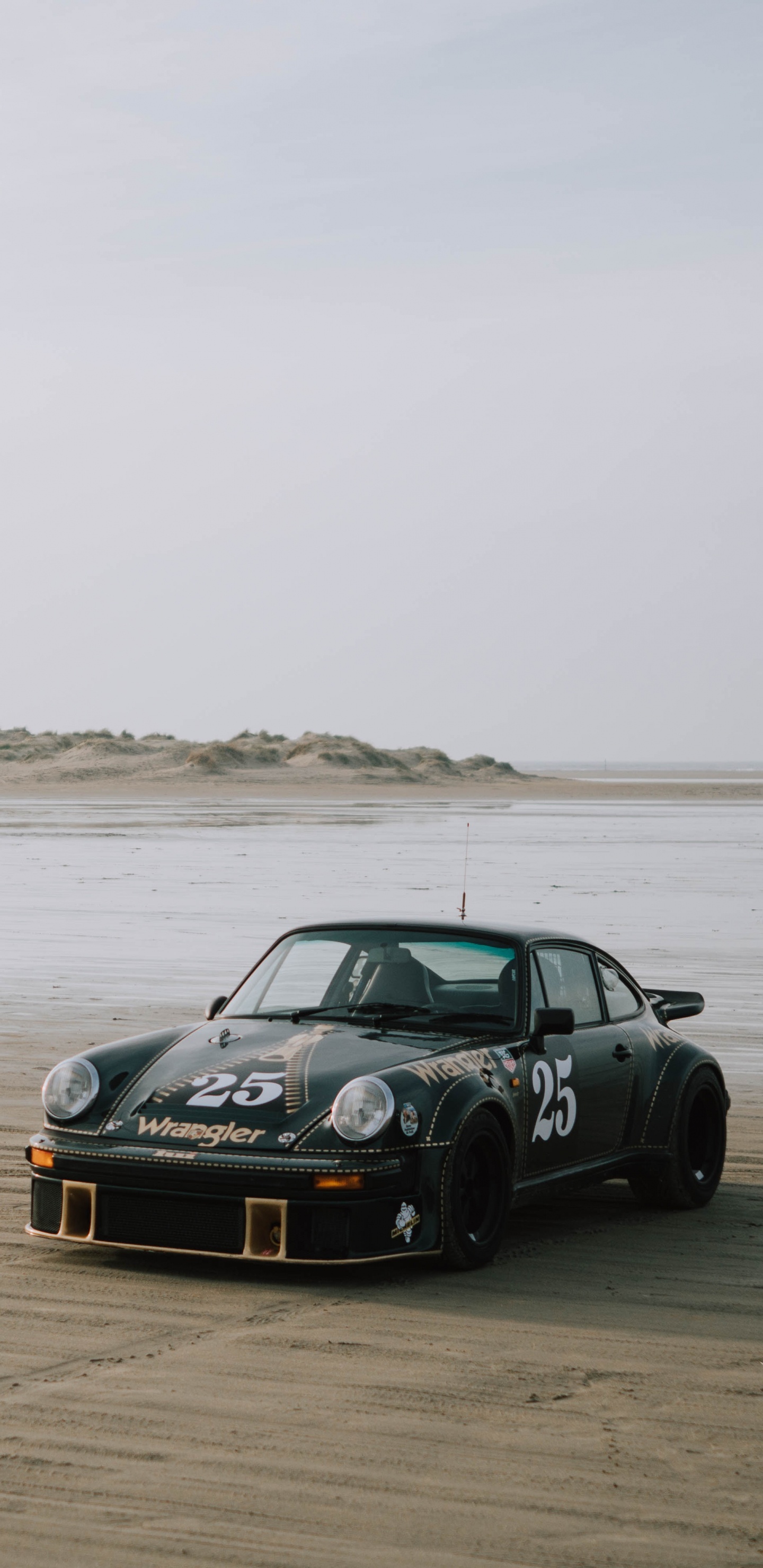 BMW m 3 Negro en la Orilla de la Playa Durante el Día. Wallpaper in 1440x2960 Resolution