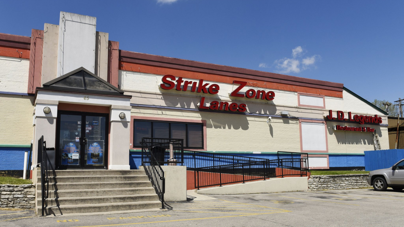 Edificio de Hormigón Blanco y Rojo Bajo un Cielo Azul Durante el Día. Wallpaper in 1366x768 Resolution