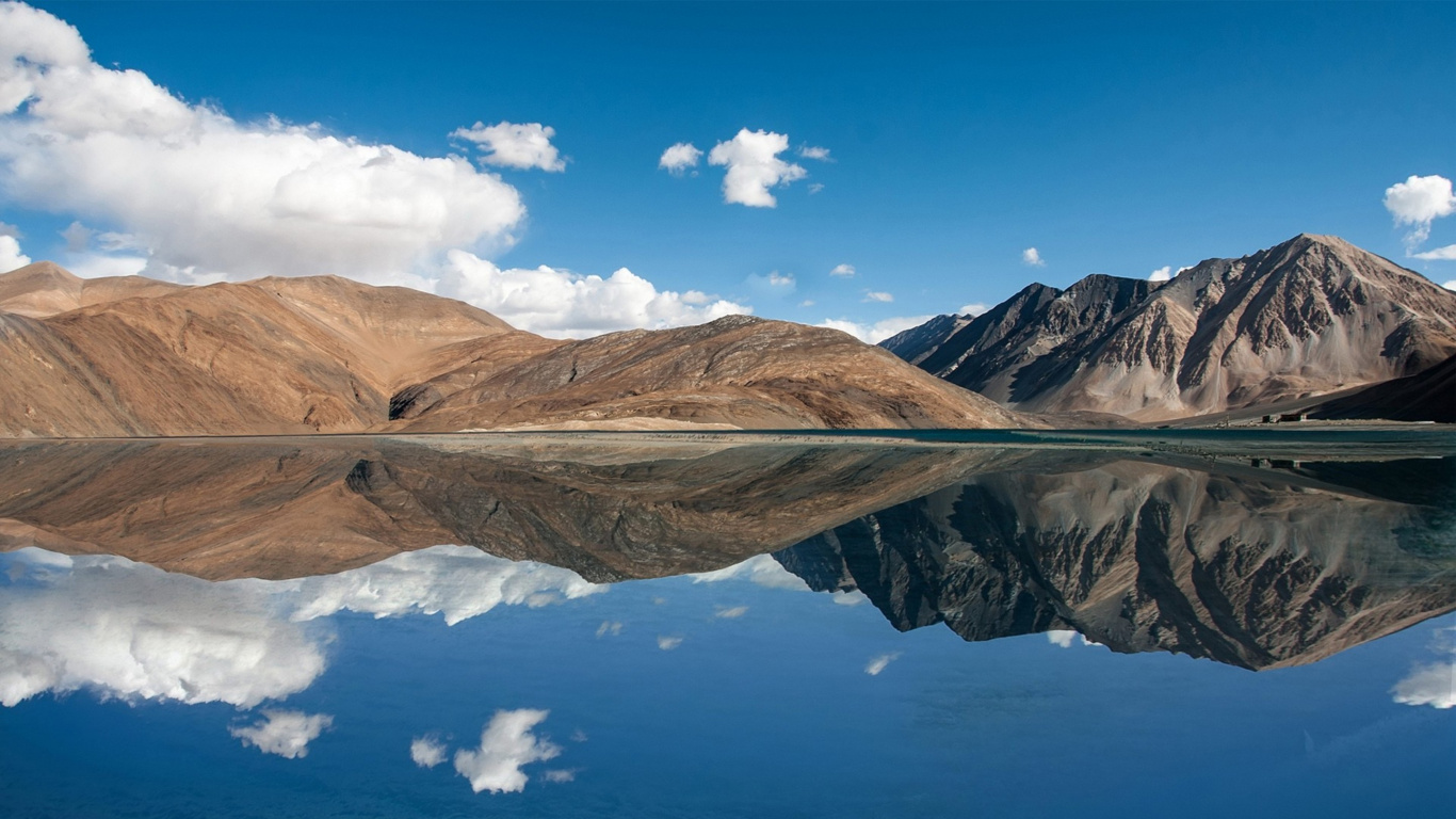 Brown Mountain Under Blue Sky During Daytime. Wallpaper in 1366x768 Resolution