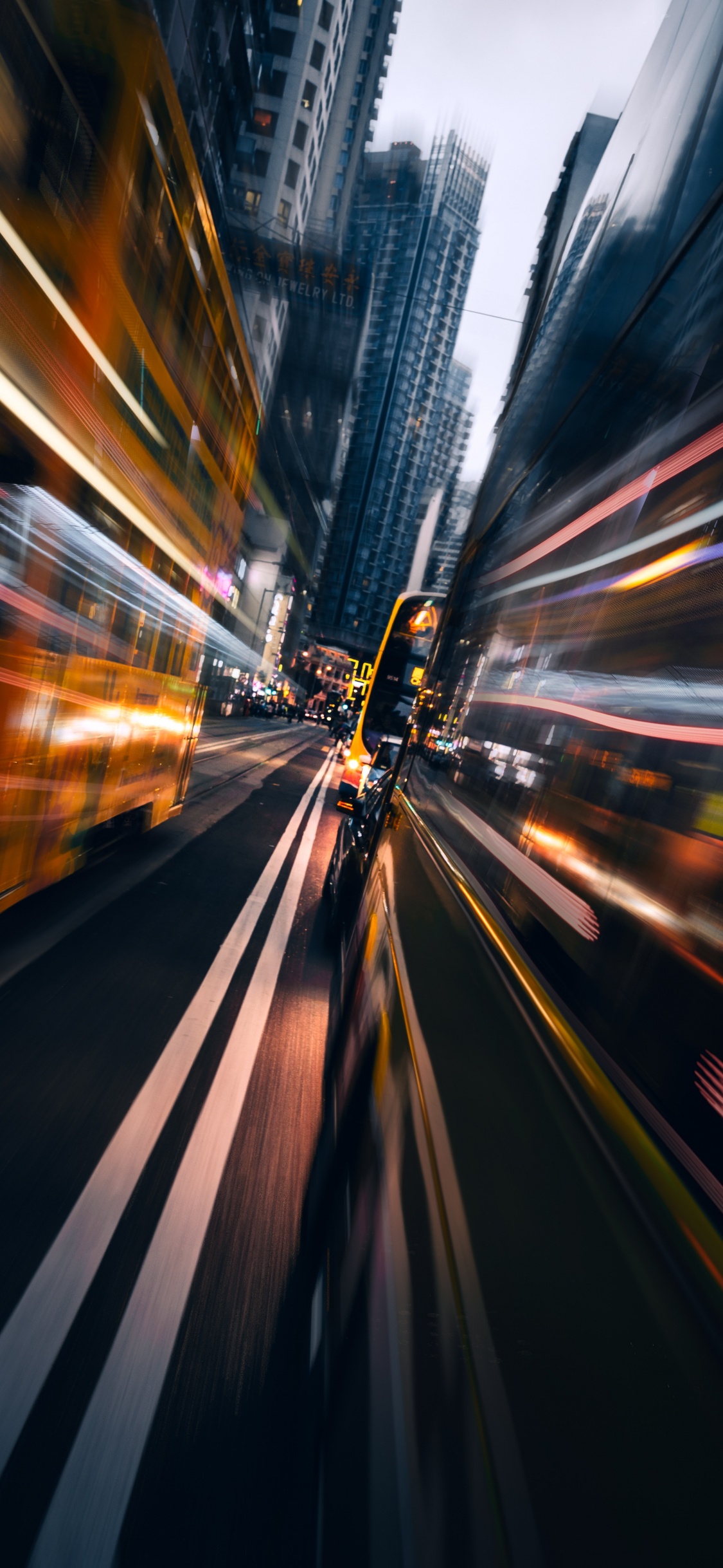 Zeitrafferaufnahmen Von Autos Auf Der Straße Während Der Nachtzeit. Wallpaper in 1125x2436 Resolution