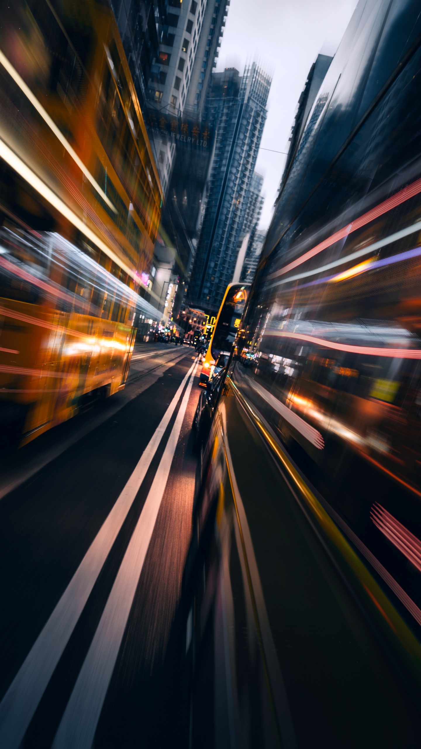 Zeitrafferaufnahmen Von Autos Auf Der Straße Während Der Nachtzeit. Wallpaper in 1440x2560 Resolution