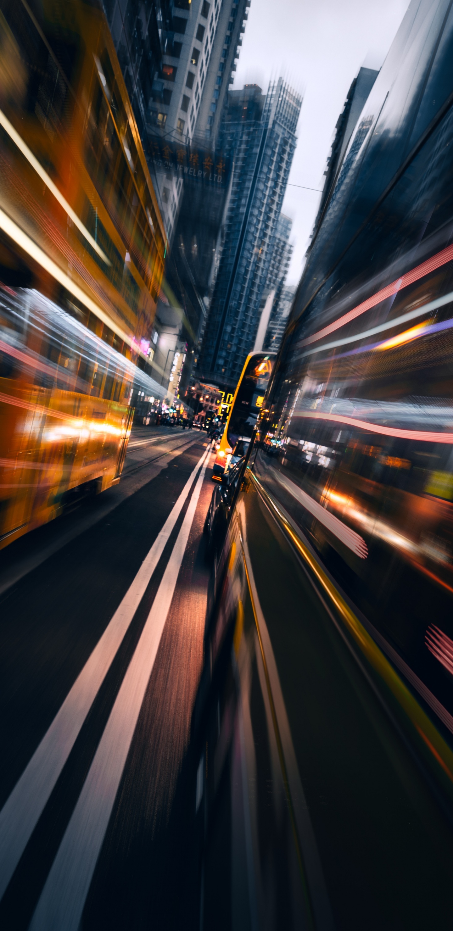 Zeitrafferaufnahmen Von Autos Auf Der Straße Während Der Nachtzeit. Wallpaper in 1440x2960 Resolution