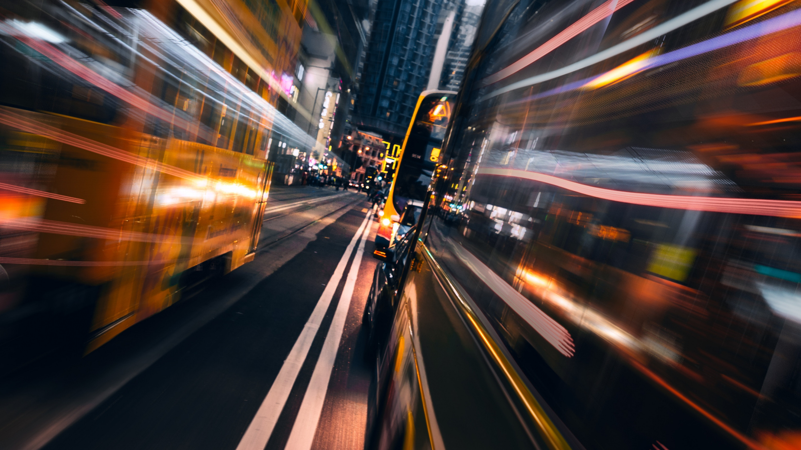 Zeitrafferaufnahmen Von Autos Auf Der Straße Während Der Nachtzeit. Wallpaper in 2560x1440 Resolution