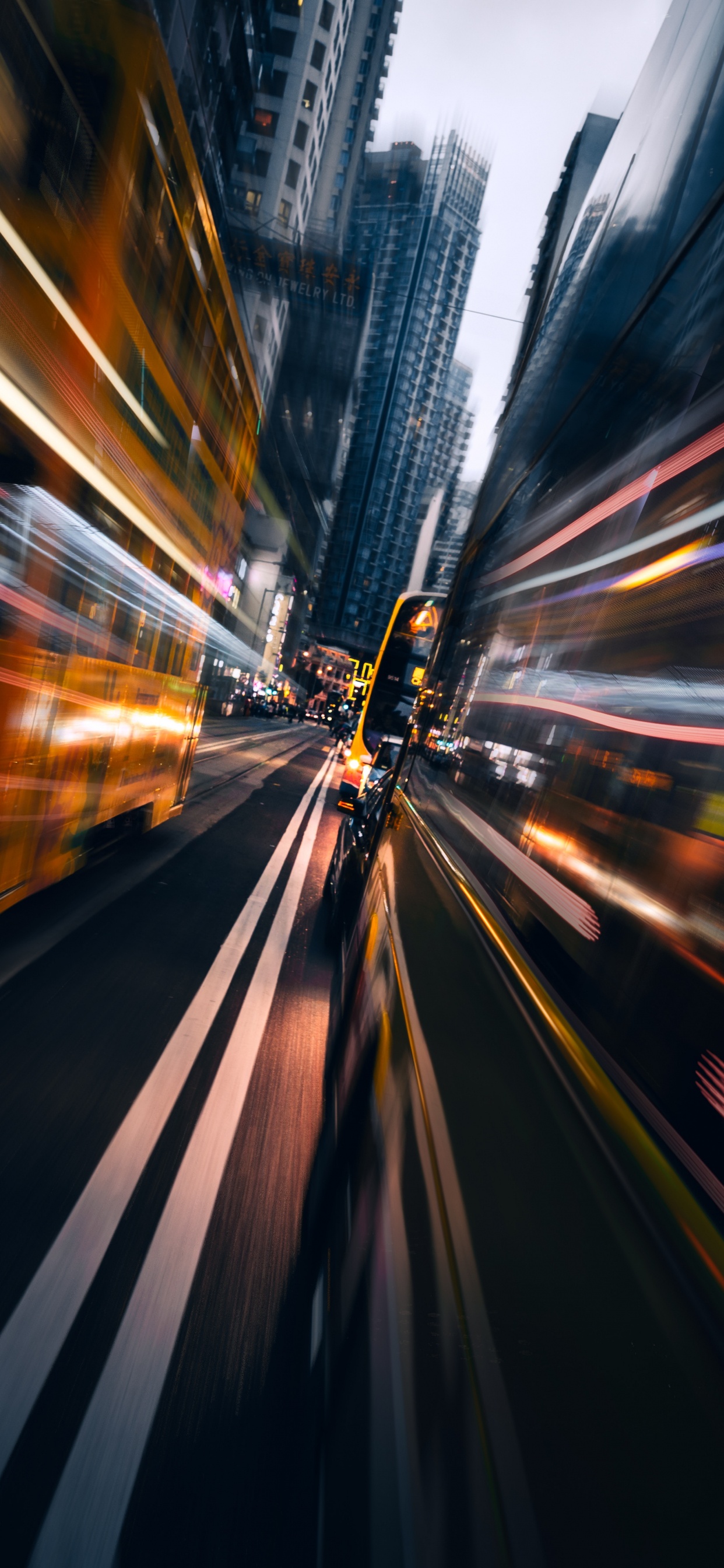 Photographie en Accéléré de Voitures Sur la Route Pendant la Nuit. Wallpaper in 1242x2688 Resolution