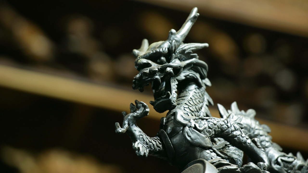 Figurine de Dragon D'argent Dans un Objectif à Décentrement. Wallpaper in 1280x720 Resolution