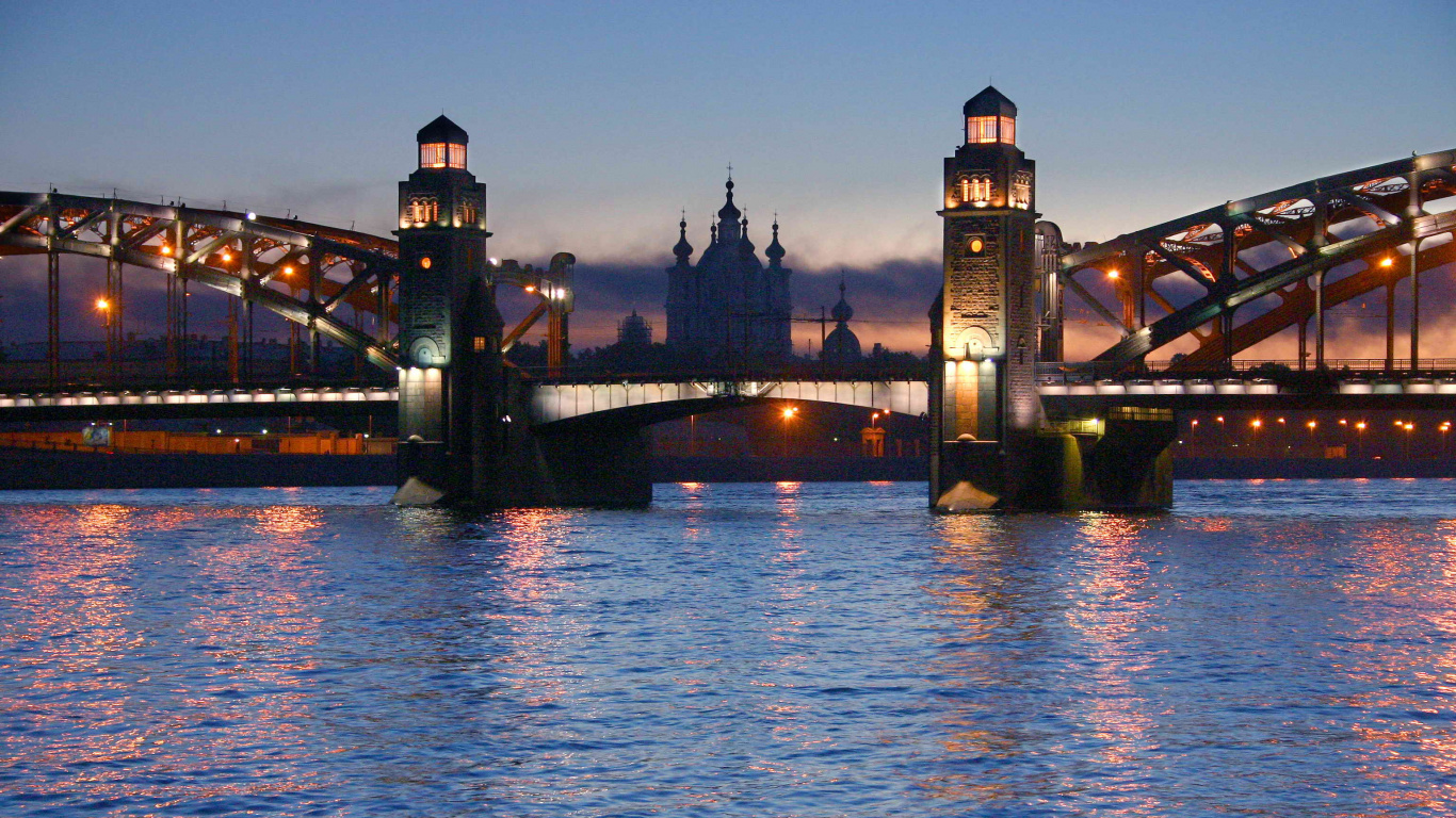 Pont en Béton Brun Au-dessus D'un Plan D'eau Pendant la Nuit. Wallpaper in 1366x768 Resolution