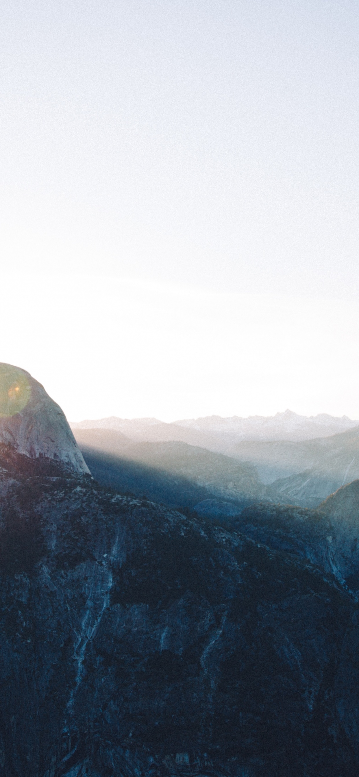 Personne Debout Sur Une Formation Rocheuse Pendant la Journée. Wallpaper in 1242x2688 Resolution