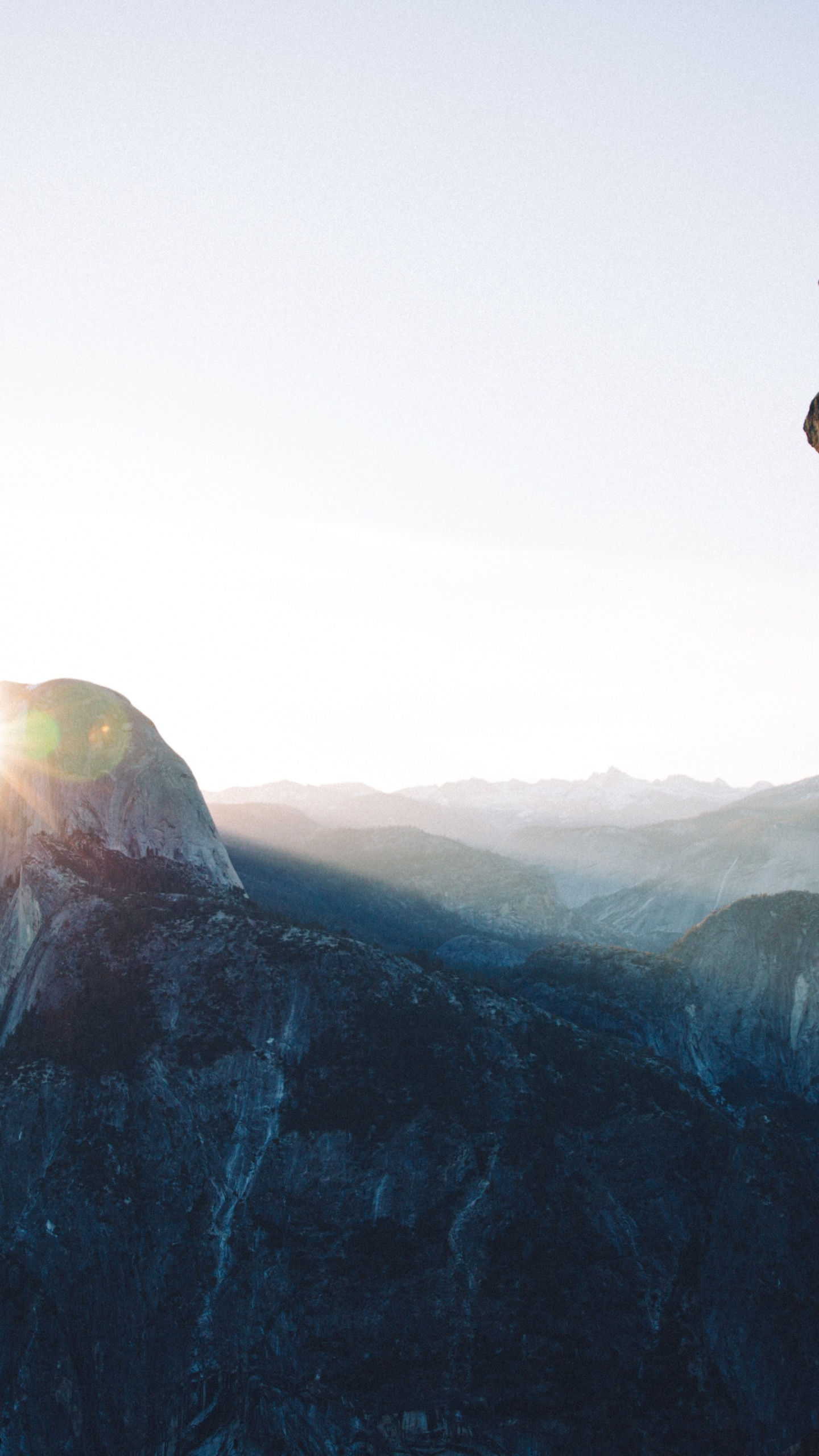 Personne Debout Sur Une Formation Rocheuse Pendant la Journée. Wallpaper in 1440x2560 Resolution