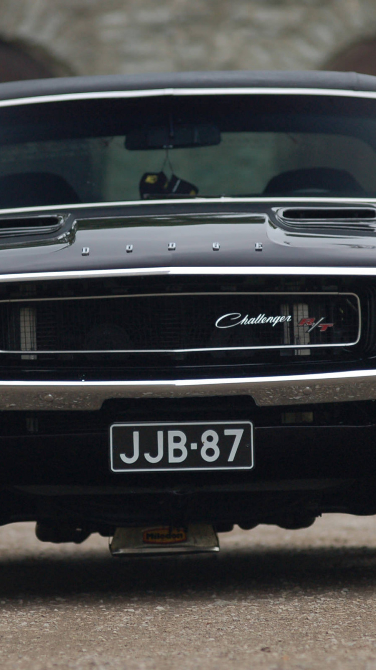 Coche Mercedes Benz Negro en la Carretera Durante el Día. Wallpaper in 750x1334 Resolution