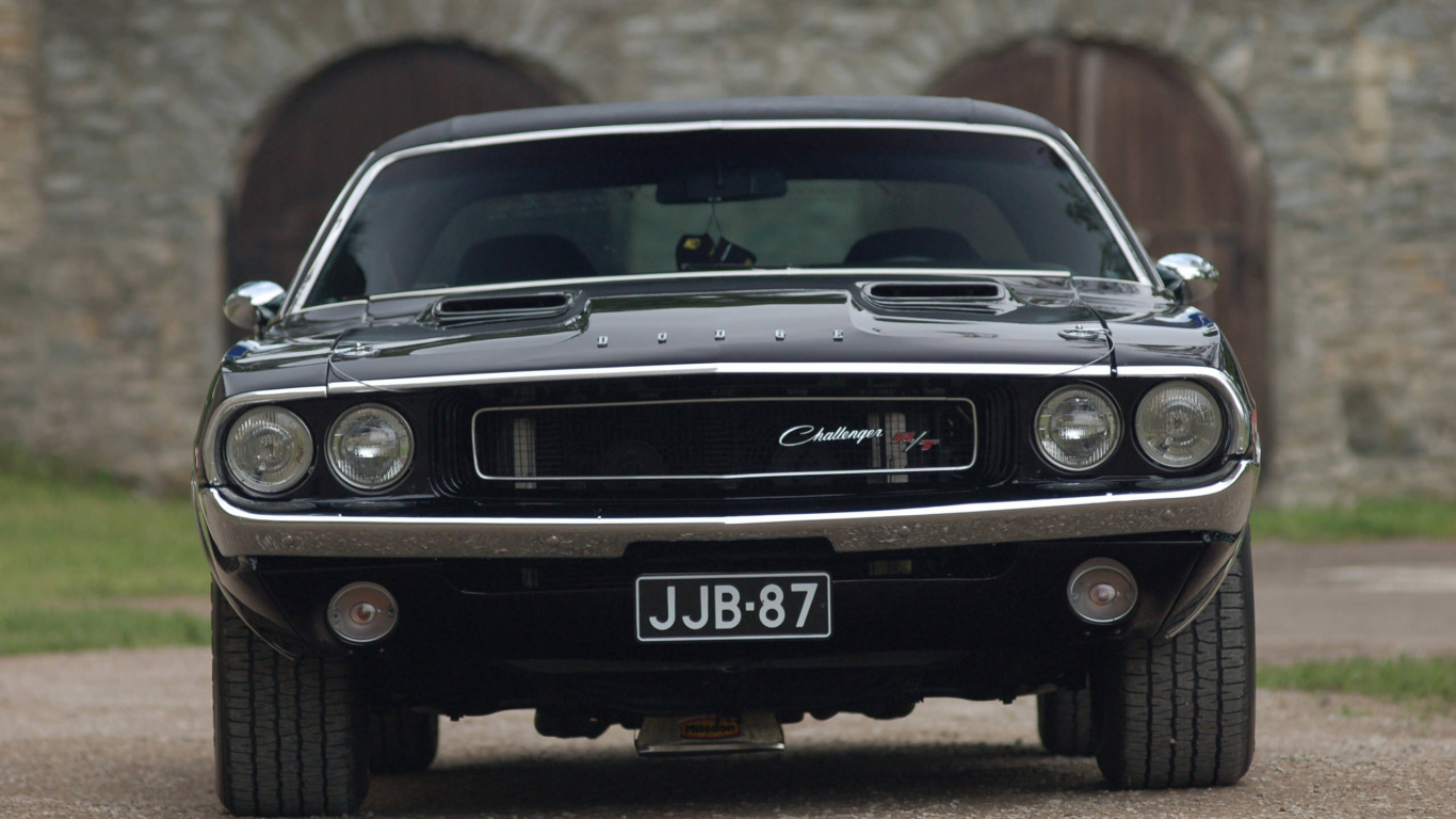 Black Mercedes Benz Car on Road During Daytime. Wallpaper in 1366x768 Resolution