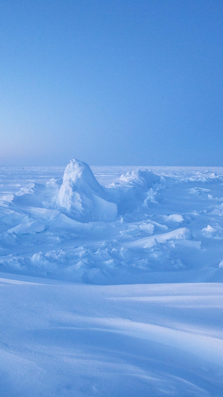 Montaña Cubierta de Nieve Bajo un Cielo Azul Durante el Día. Wallpaper in 720x1280 Resolution