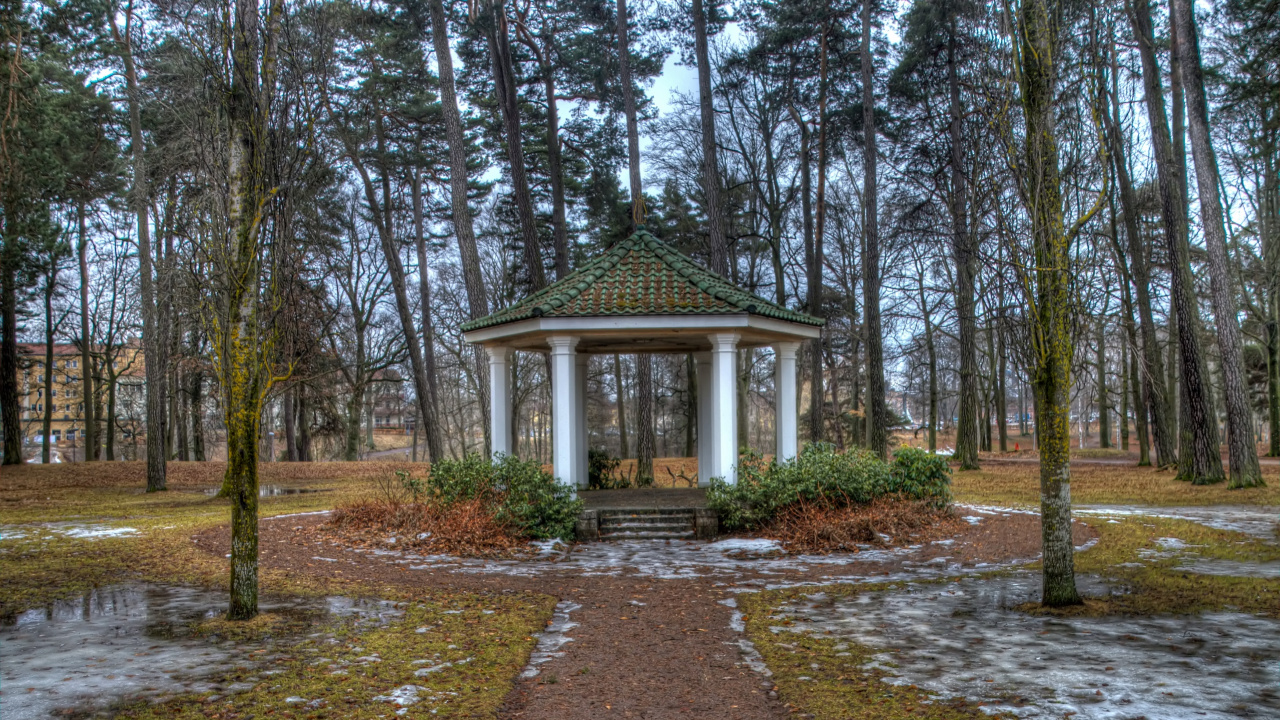 Weißes Und Grünes Holzhaus im Wald. Wallpaper in 1280x720 Resolution