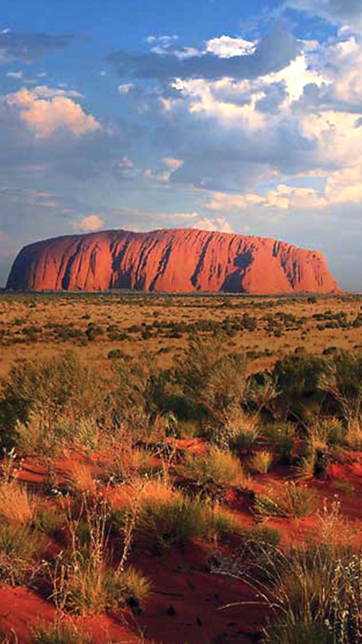 Formation de Roche Brune Sous Les Nuages Blancs et le Ciel Bleu Pendant la Journée. Wallpaper in 720x1280 Resolution