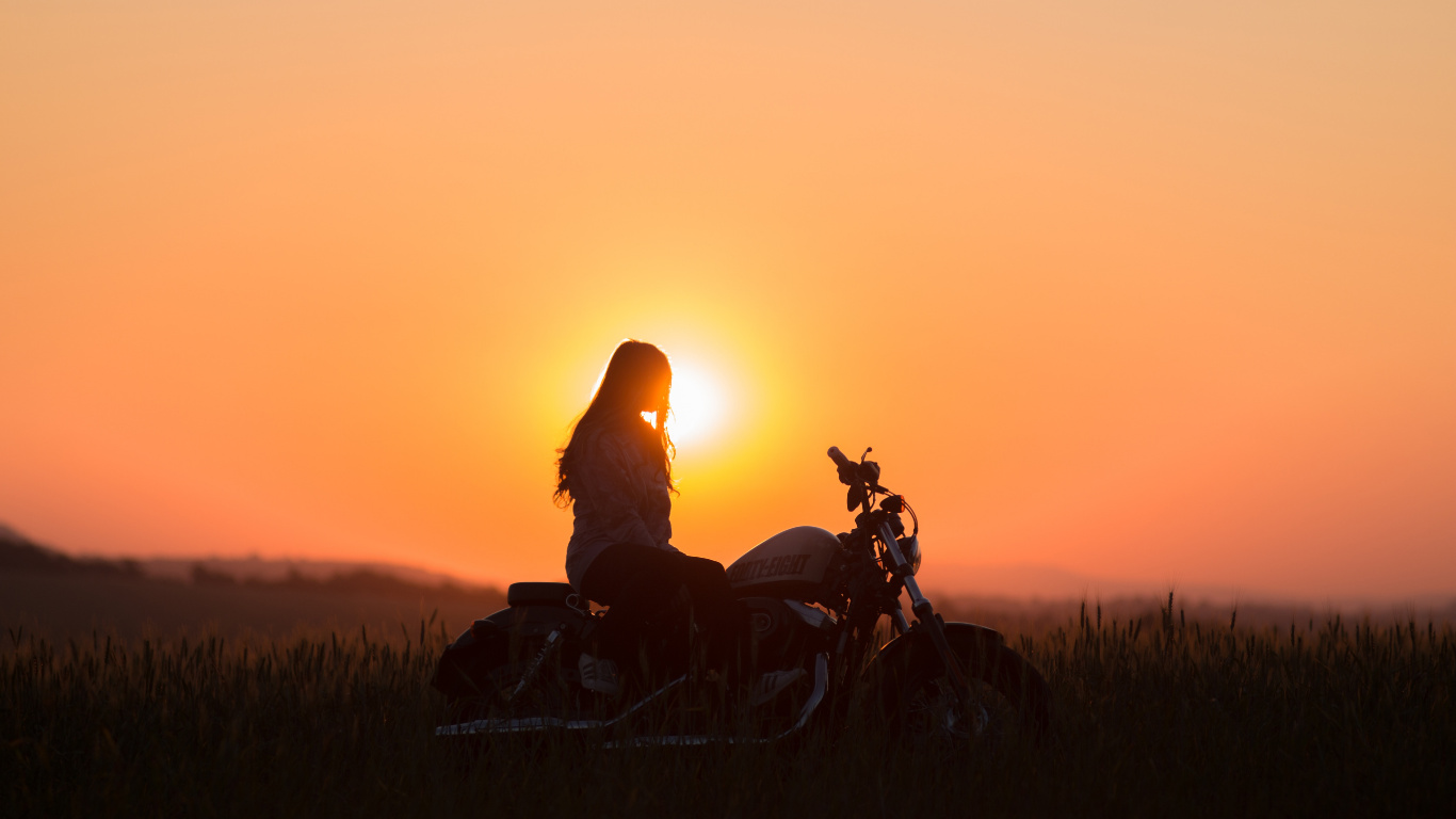 Silueta de Hombre en Motocicleta Durante la Puesta de Sol. Wallpaper in 1366x768 Resolution