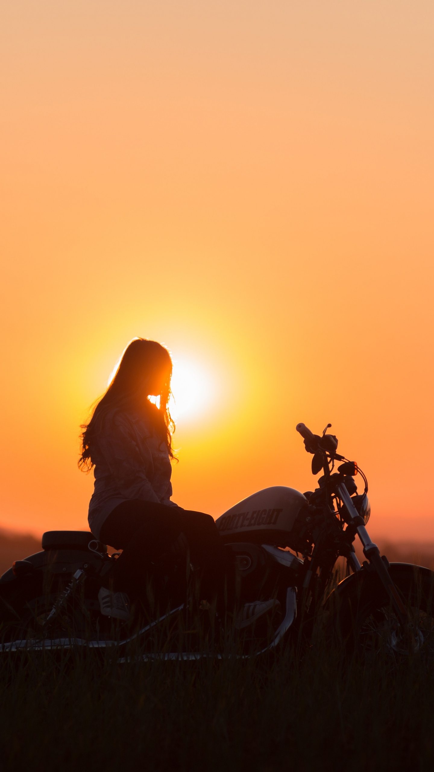 Silhouette de L'homme à Moto Pendant le Coucher du Soleil. Wallpaper in 1440x2560 Resolution