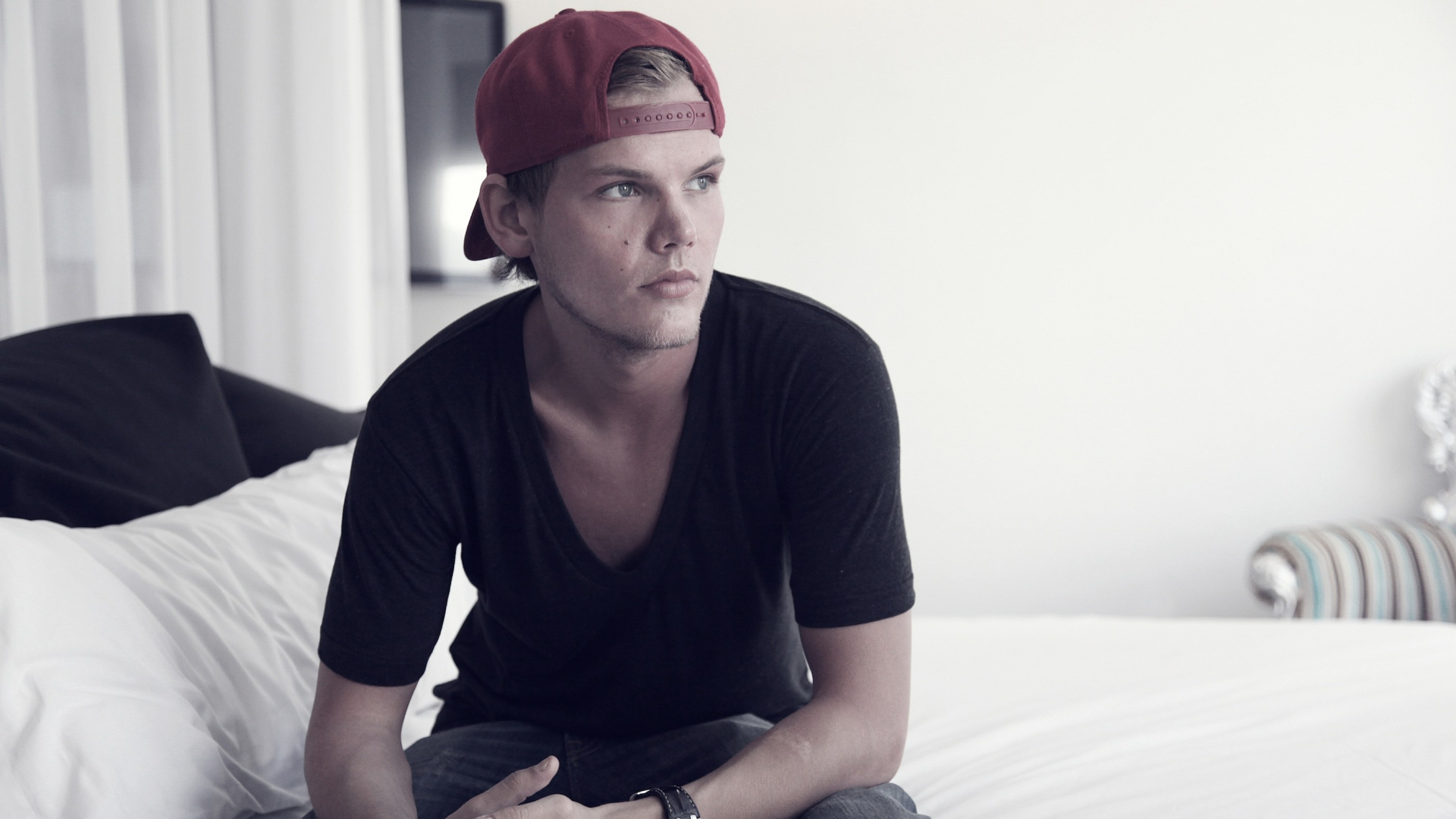 Avicii, Electronic Dance Music, Tim, Cool, Sitting. Wallpaper in 1920x1080 Resolution