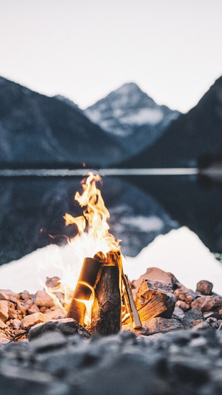 Feu de Joie Sur la Côte Rocheuse Près du Lac Pendant la Journée. Wallpaper in 720x1280 Resolution