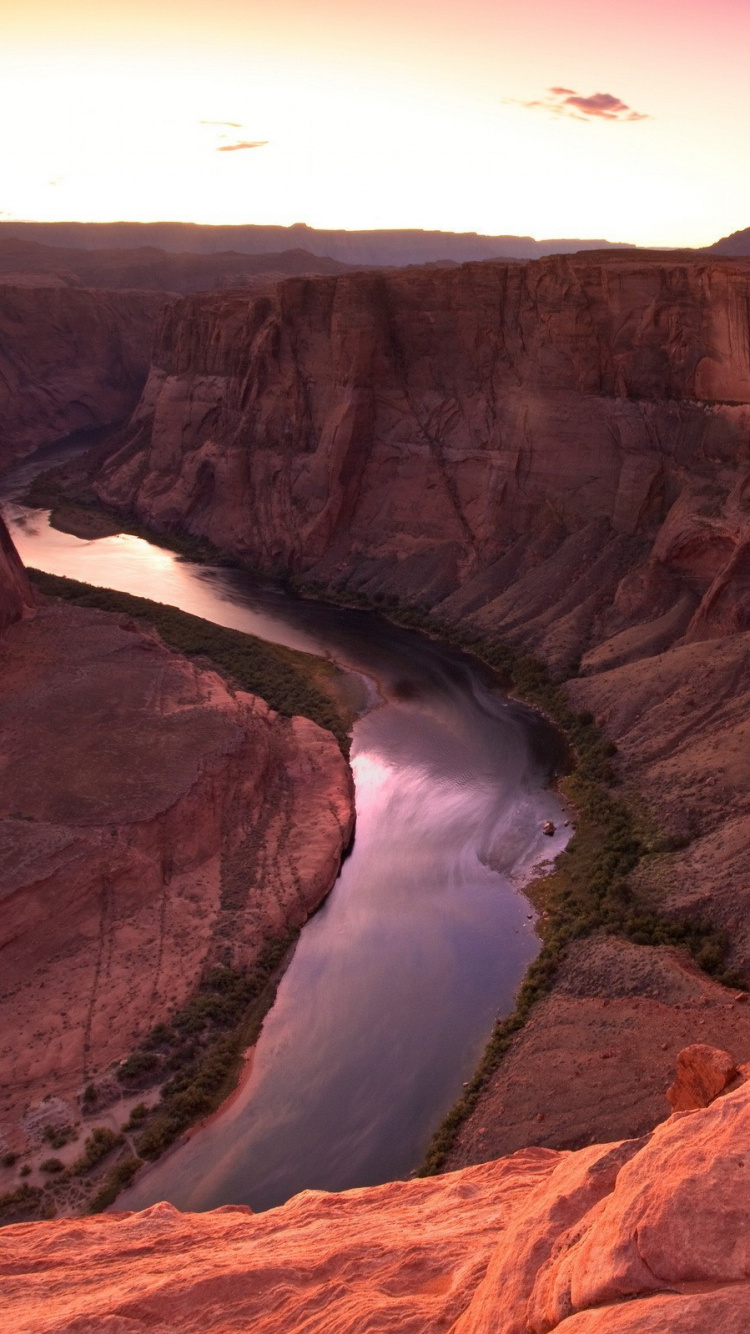 Braune Felsformation Unter Weißen Wolken Tagsüber White. Wallpaper in 750x1334 Resolution