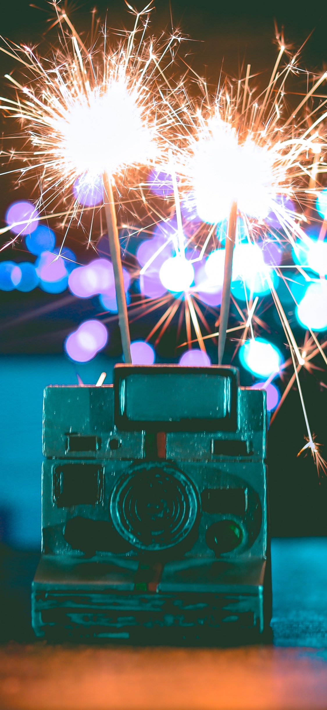 Wunderkerze, Feuerwerk, Licht, Veranstaltung, Neue Jahre Tag. Wallpaper in 1125x2436 Resolution