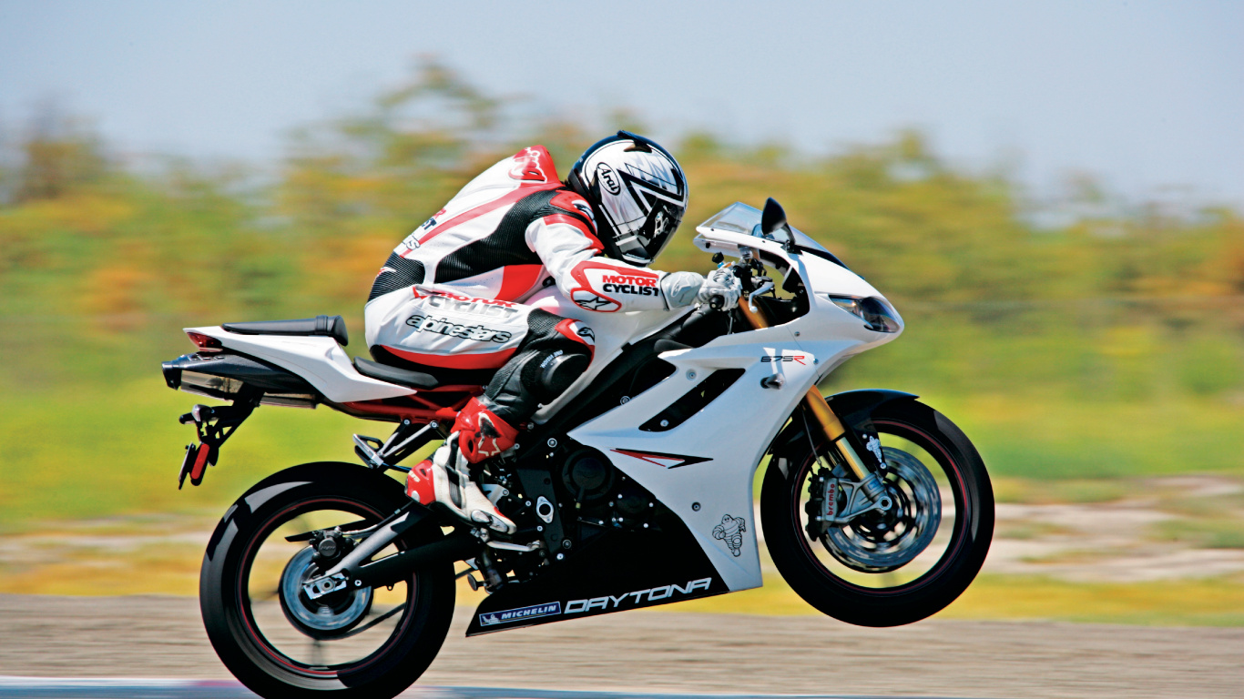 Homme au Casque de Moto Rouge et Blanc à Cheval Sur un Vélo de Sport Blanc et Bleu. Wallpaper in 1366x768 Resolution