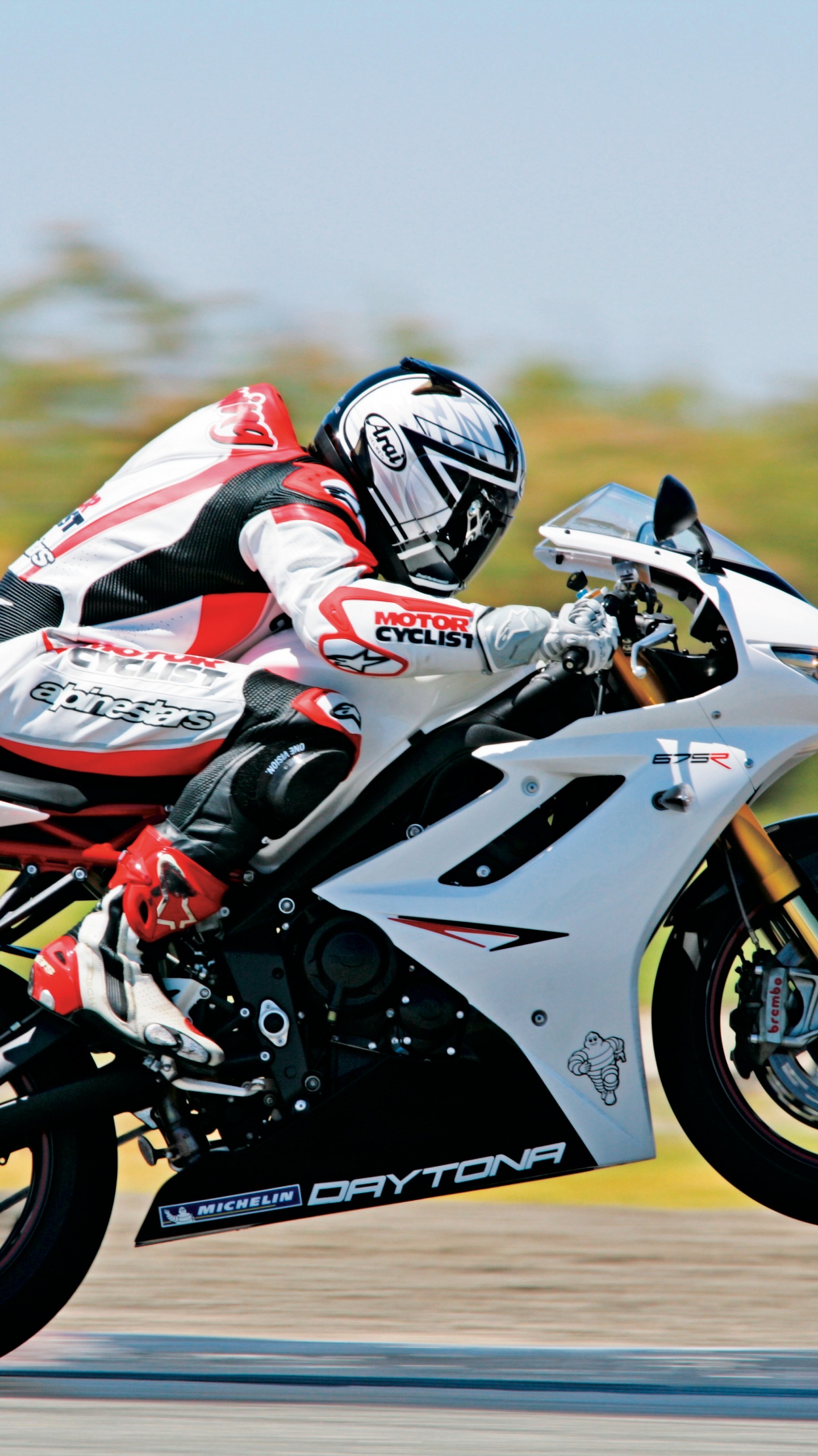 Homme au Casque de Moto Rouge et Blanc à Cheval Sur un Vélo de Sport Blanc et Bleu. Wallpaper in 1440x2560 Resolution