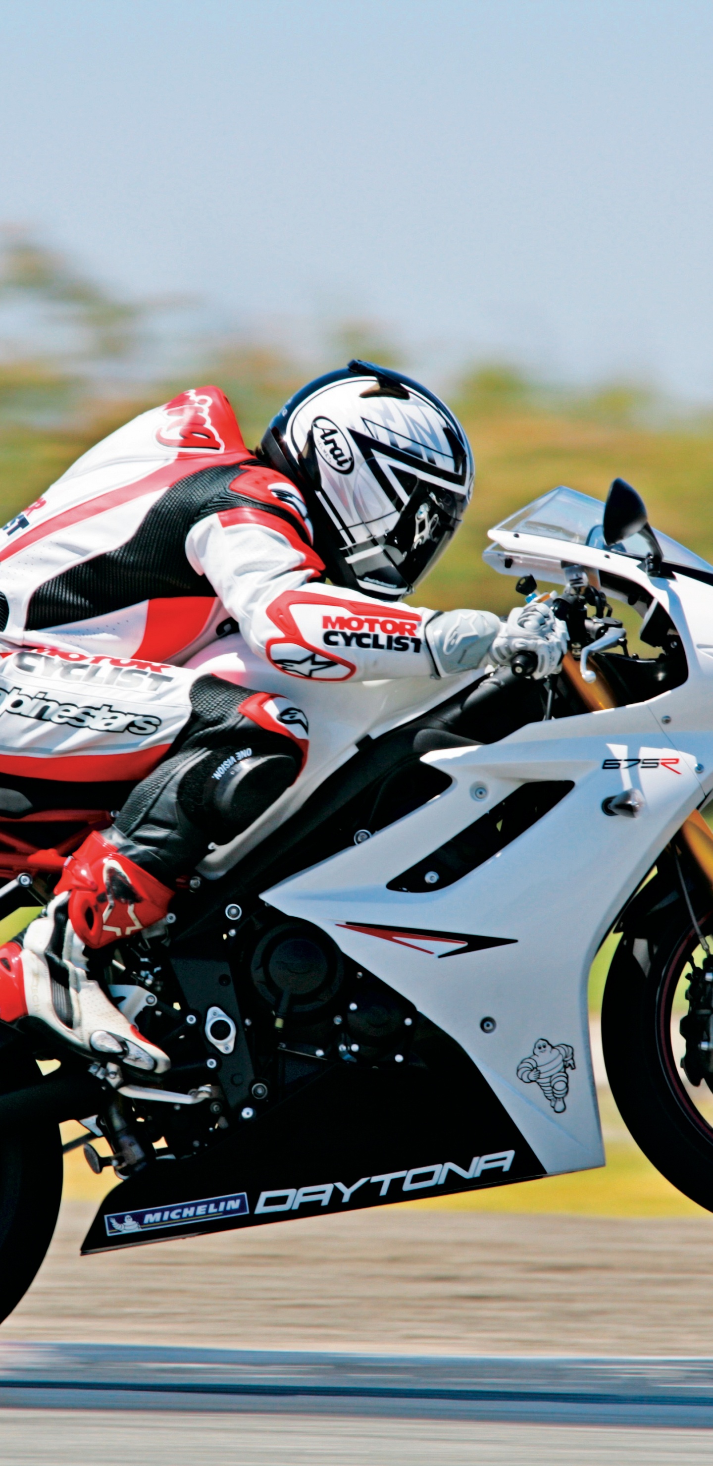 Mann im Rot-weißen Motorradhelm, Der Auf Einem Weißen Und Blauen Sportrad Fährt. Wallpaper in 1440x2960 Resolution