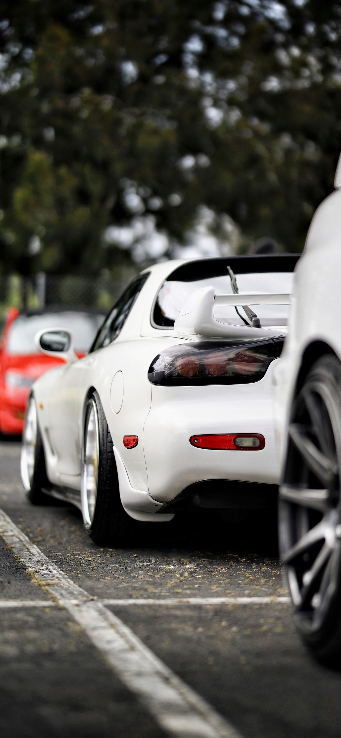Porsche 911 Blanche Garée Sur Route Pendant la Journée. Wallpaper in 1125x2436 Resolution